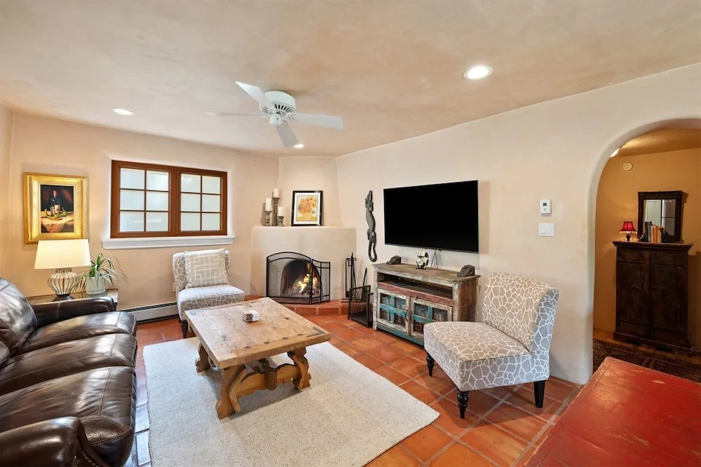 Casita de las Aves - Unbeatable Location, Spacious Yard