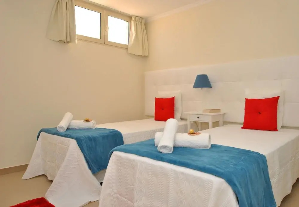 Villa California - Piscina aquecível e BBQ na Corcovada, Albufeira