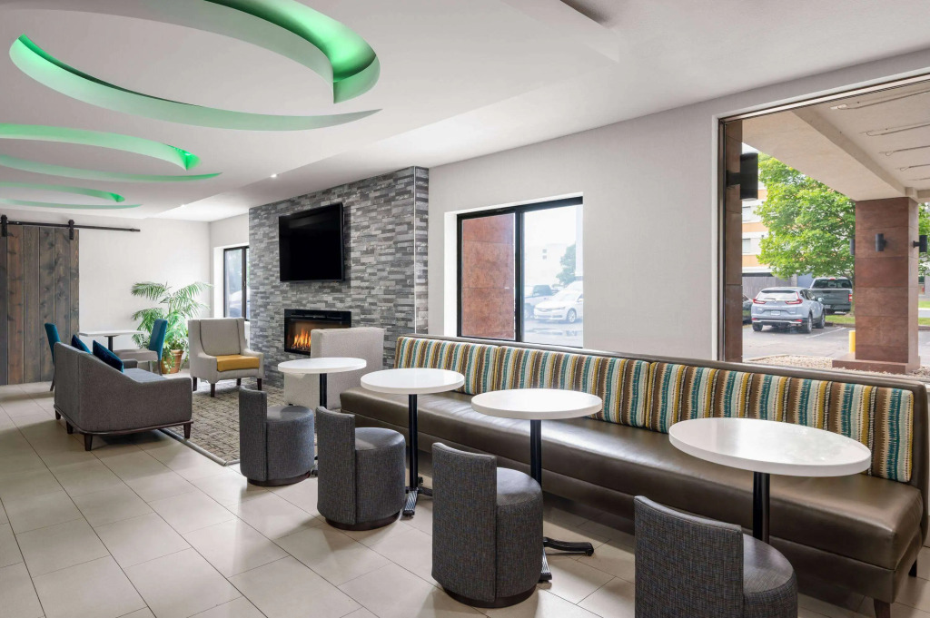 La Quinta Inn by Wyndham Indianapolis Airport Executive Dr