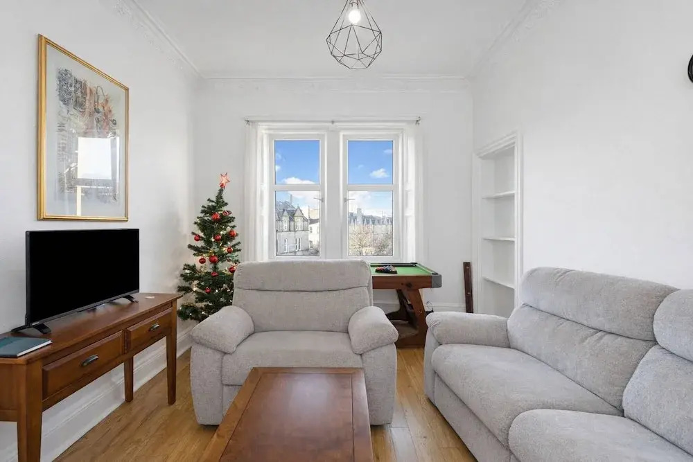 Bright 2 Bedroom Flat on Leith Walk