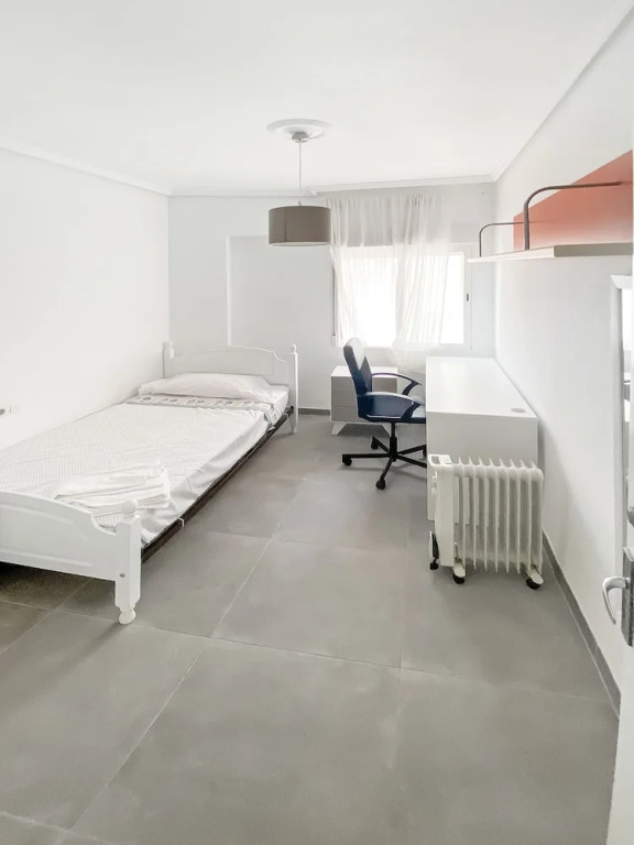 Elegant 4 beds train station upto 6 Pax