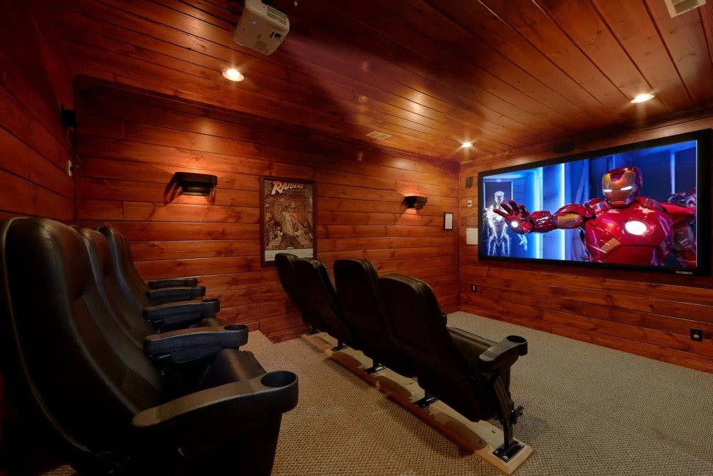 Knotty Nice: Theater Hot Tub Sauna Near Town