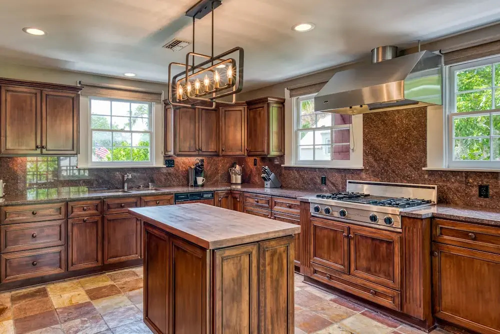 Colonial Quarter Hideaway With Modern Comforts & Balcony - Near the Beach