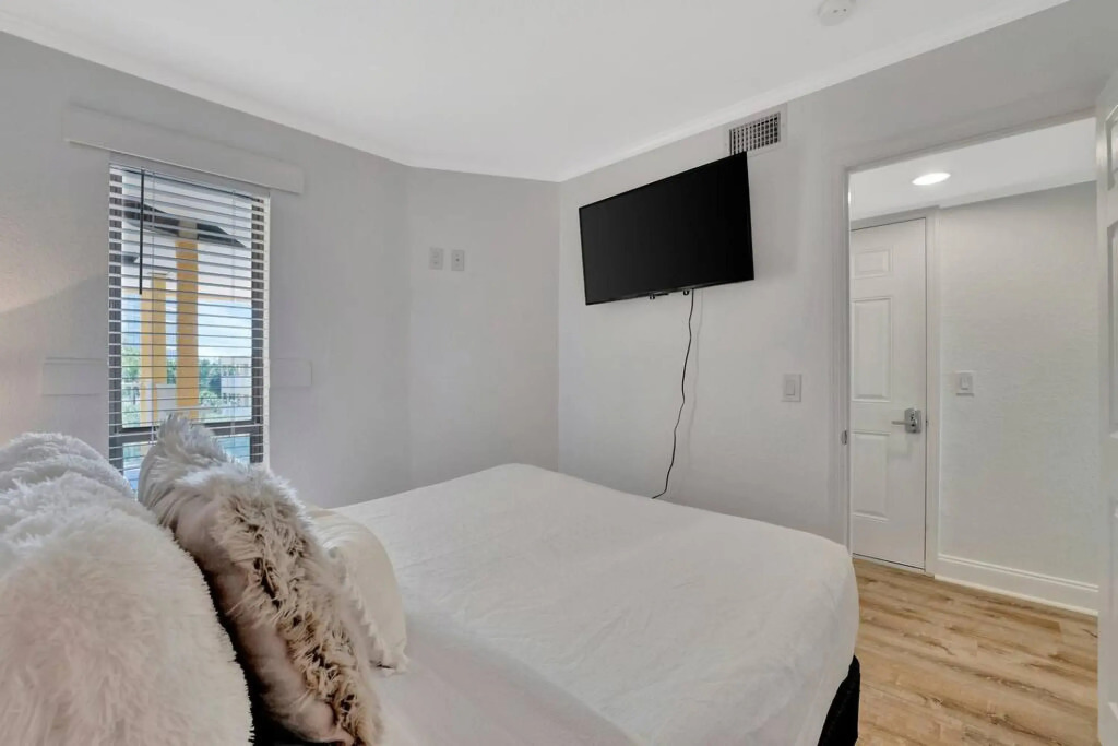 Sunset on the Bay Designer Condo with Private Balcony and Hotel Heated Pool