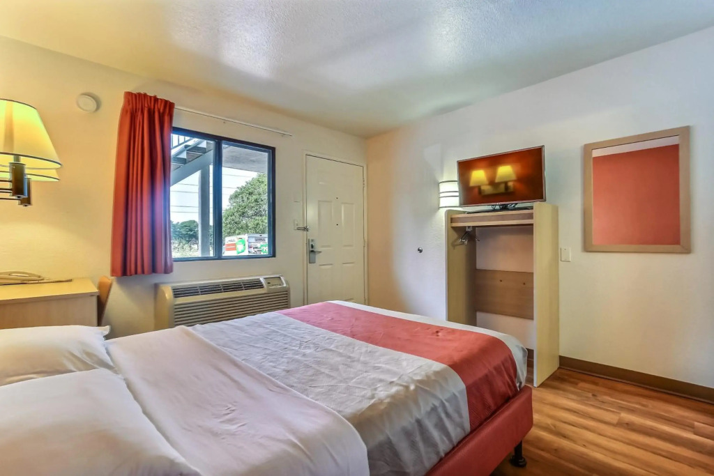 Motel 6-Pinole, CA