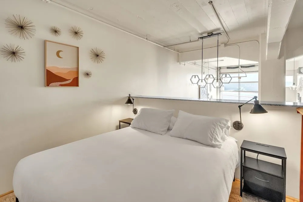 Modern Condo With Mountain Views, Walk To Downtown 2 Bedroom Condo