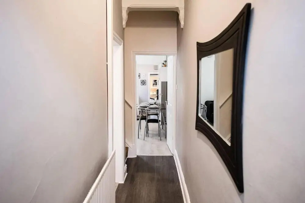 4 Bed House, Sleeps 9, Free Parking