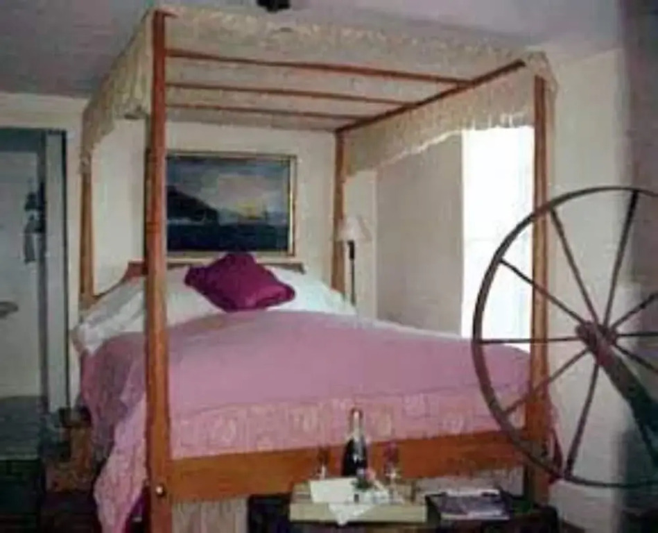 Roseledge Country Inn & Farm Shoppe