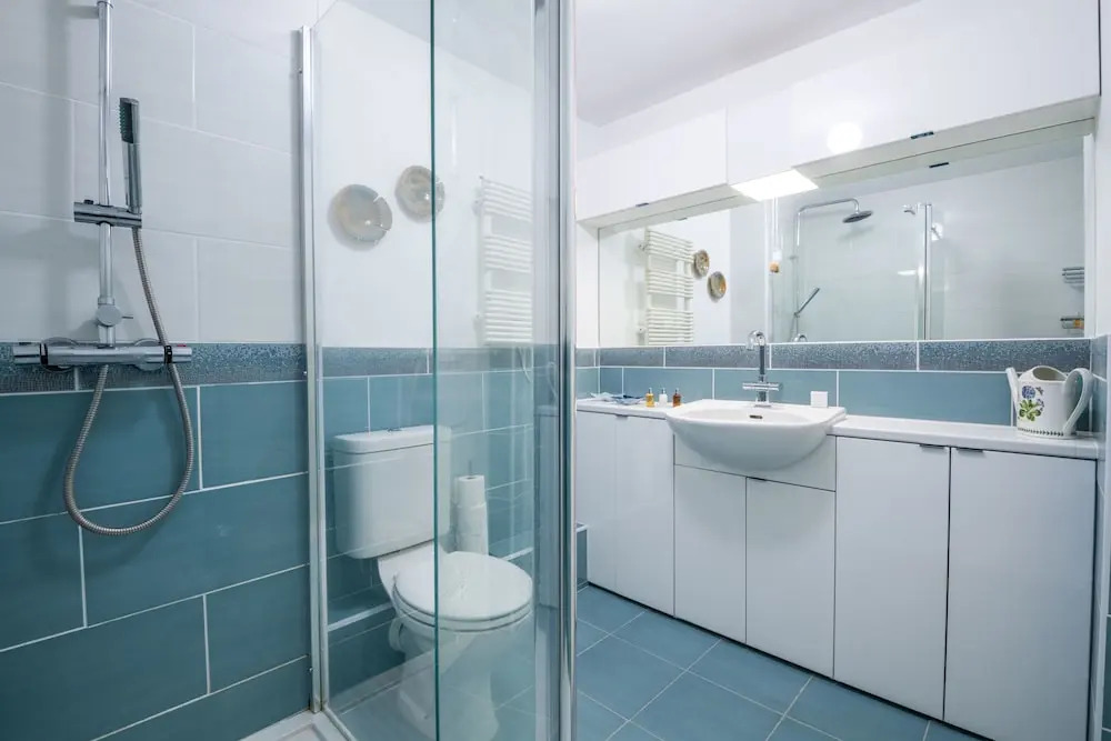 Delightful Wapping Home with Stunning River Views