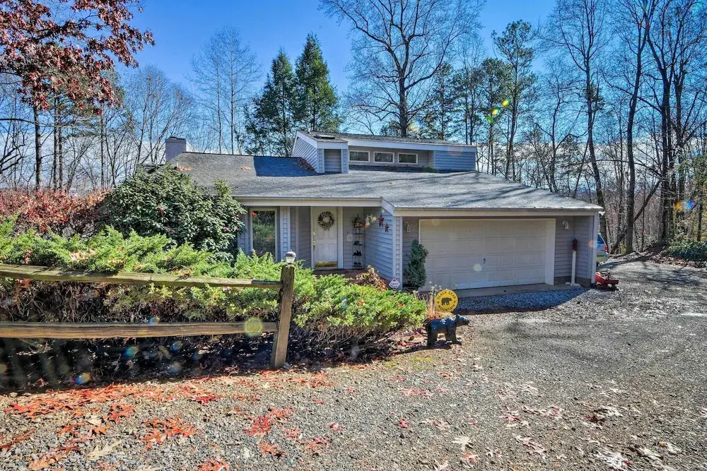 Summer in the Smokies! Hayesville Bungalow w/ Deck