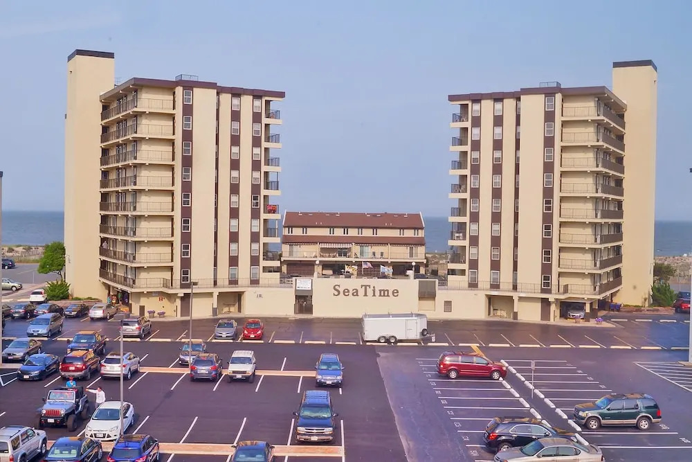 Seatime 201N 1 Br condo by RedAwning