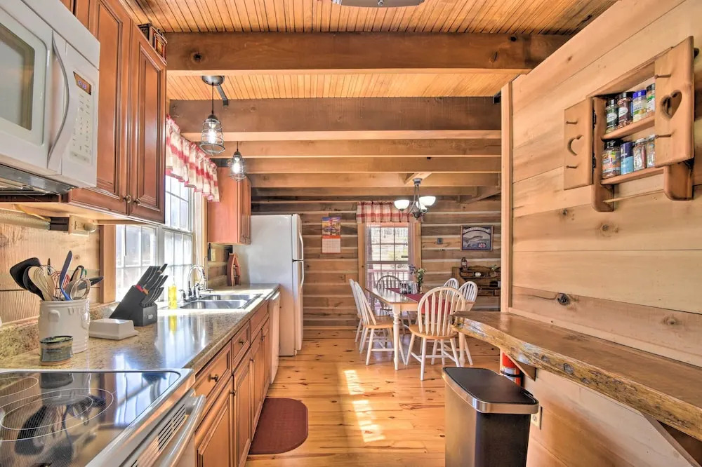 The Lake Place Cabin w/ Golf Cart & Free Kayaks!