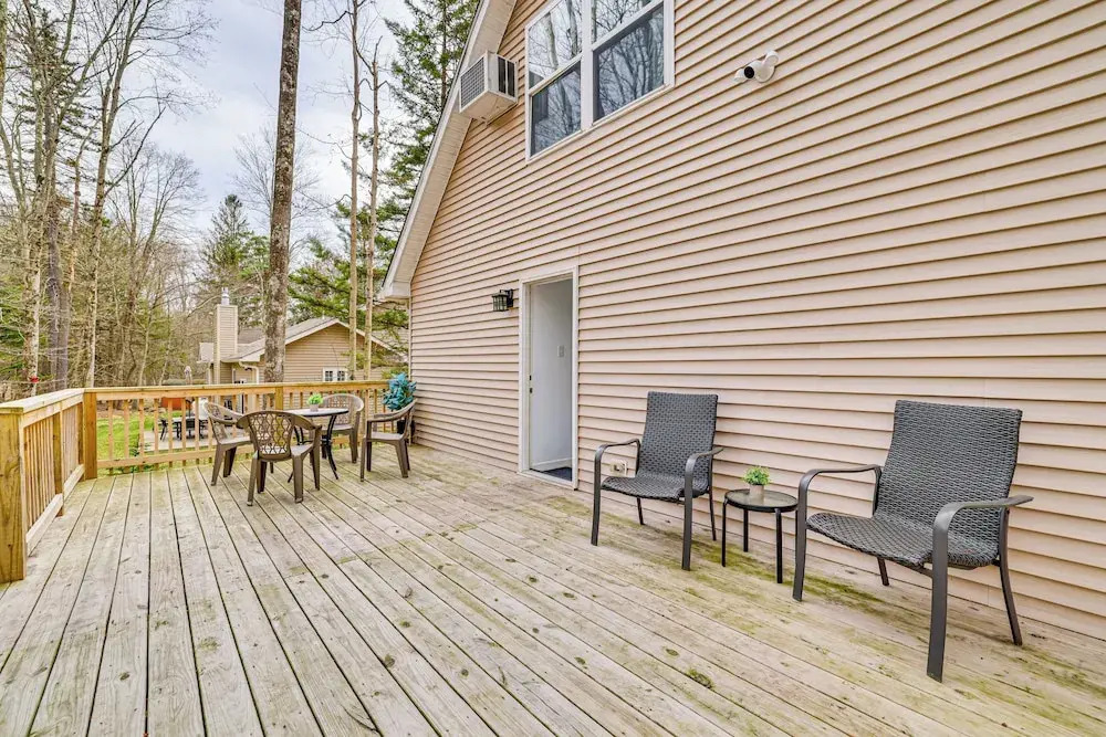 Hot Tub and Decks Tree-Lined Retreat in Pocono Lake