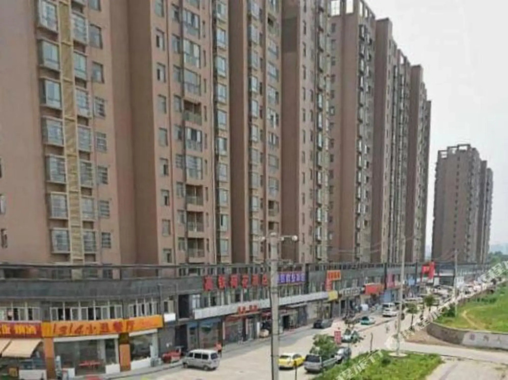 Longyi Hotel (Wuhan Happy Valley Wuhan High-speed Railway Station)
