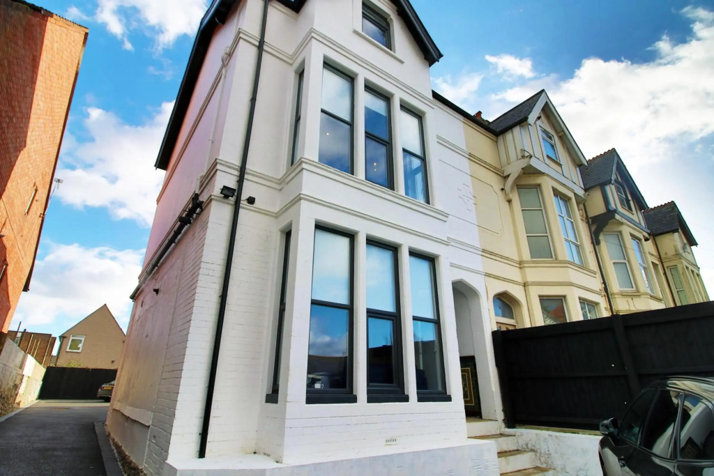 Affinity Serviced Apartments, 5 mins drive to City Centre, Free Parking, WiFi - by Stay South Wales