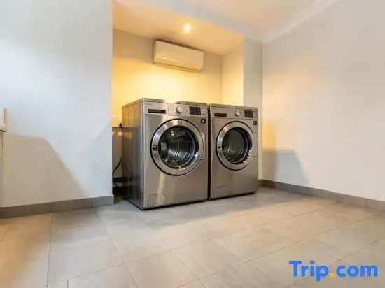 Kaishang LOFT · Duplex Audio-Visual Homestay (Yantai Zhifu Station)