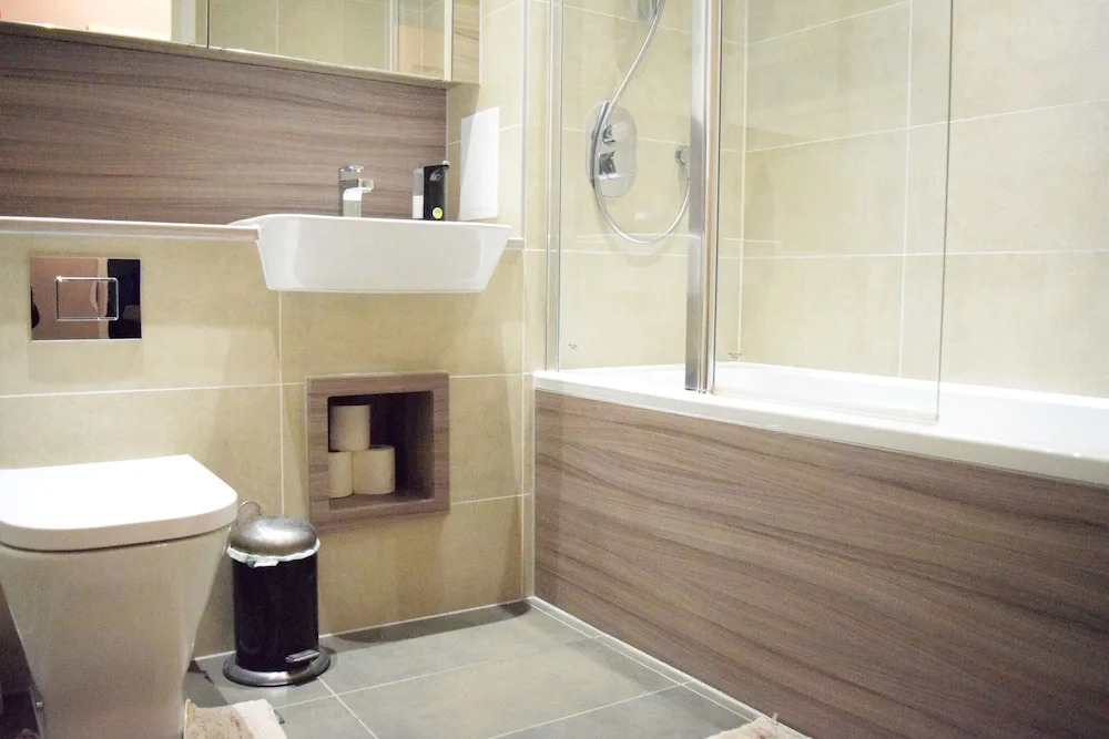Modern 1 Bedroom Apartment With Balcony