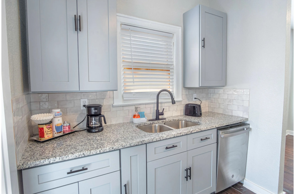 Trendy 3 BR Prime Apt Near Downtown
