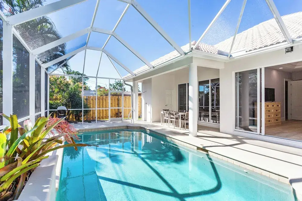 Imola: Newly Remodeled Pool Home Minutes from Vanderbilt Beach. Family-Friendly Retreat with 4 BR, 3.5 Bathrooms, and Private Screened Pool. Perfect Location Near Mercato and Naples Attractions