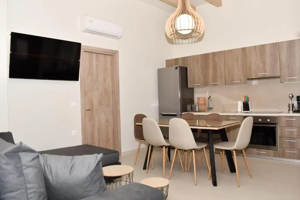 2 bedroom Villa with heated swimming pool-Spa whirlpool-BBQ