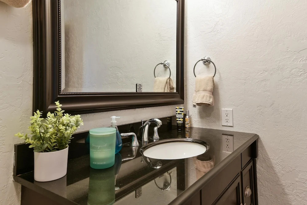 Matchplay - Resort Amenities W/ Indoor Pool - Comfort Meets Style and Fun!