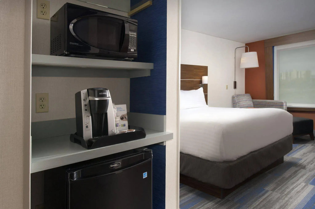 Holiday Inn Express & Suites Altoona by IHG