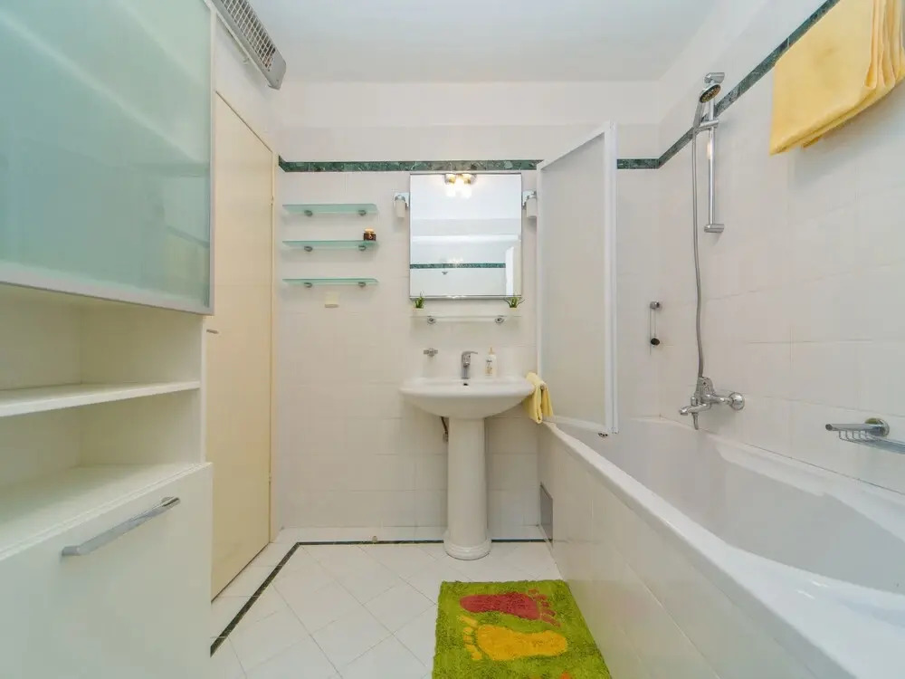 Spacious and Modern 1st Floor Apartment With Private Garage, Wi-fi
