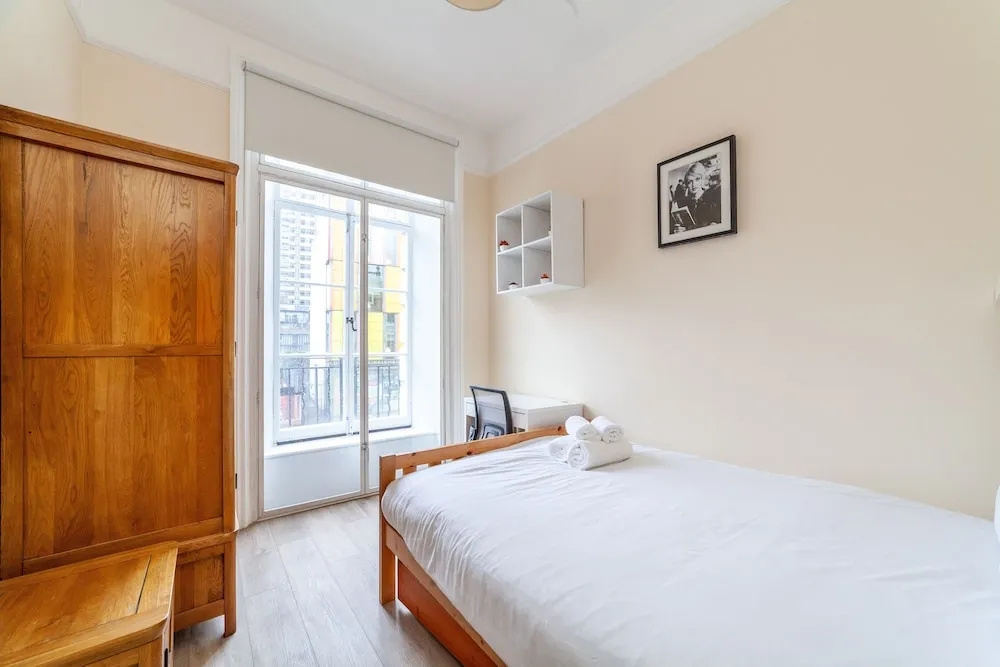 Spacious 3-bed flat by popular Waterloo