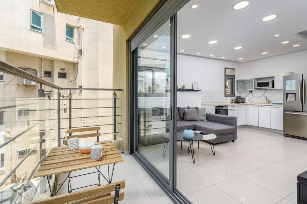 Very nice 1 BDR apartment 2 min from the beach !