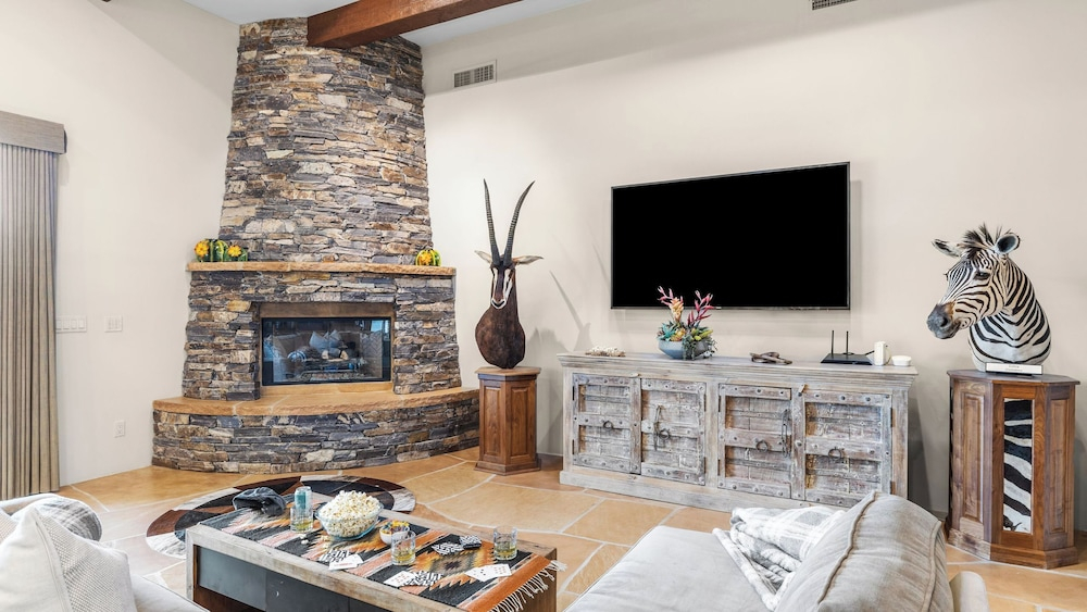 5bdr Oasis w/ Waterfall Pool, Hot Tub, Desert View Desert Cascase by Avantstay