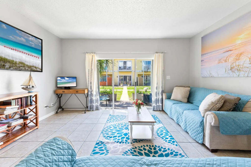 Beach House 5min walk to beach, pool, pet friendly