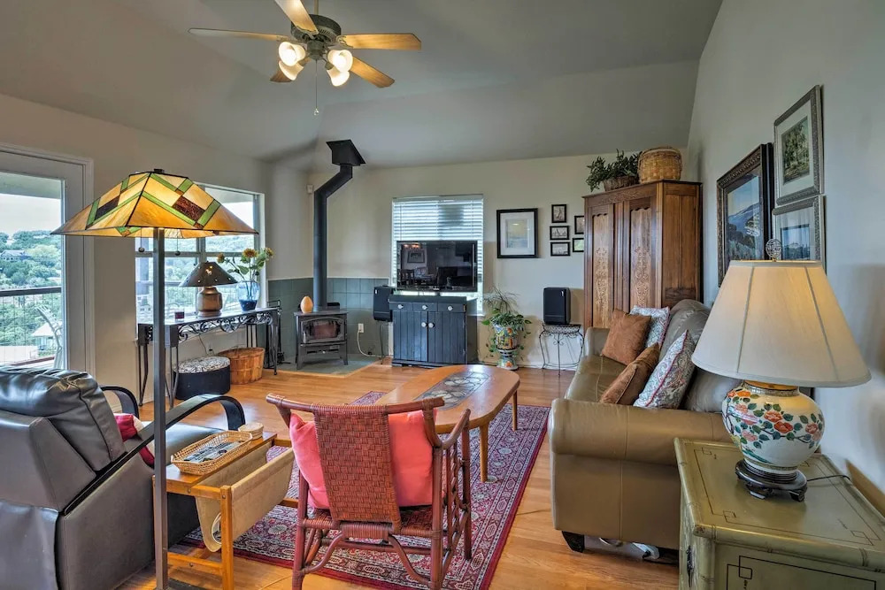 2 Furnished Decks & Lake Views: Austin Escape