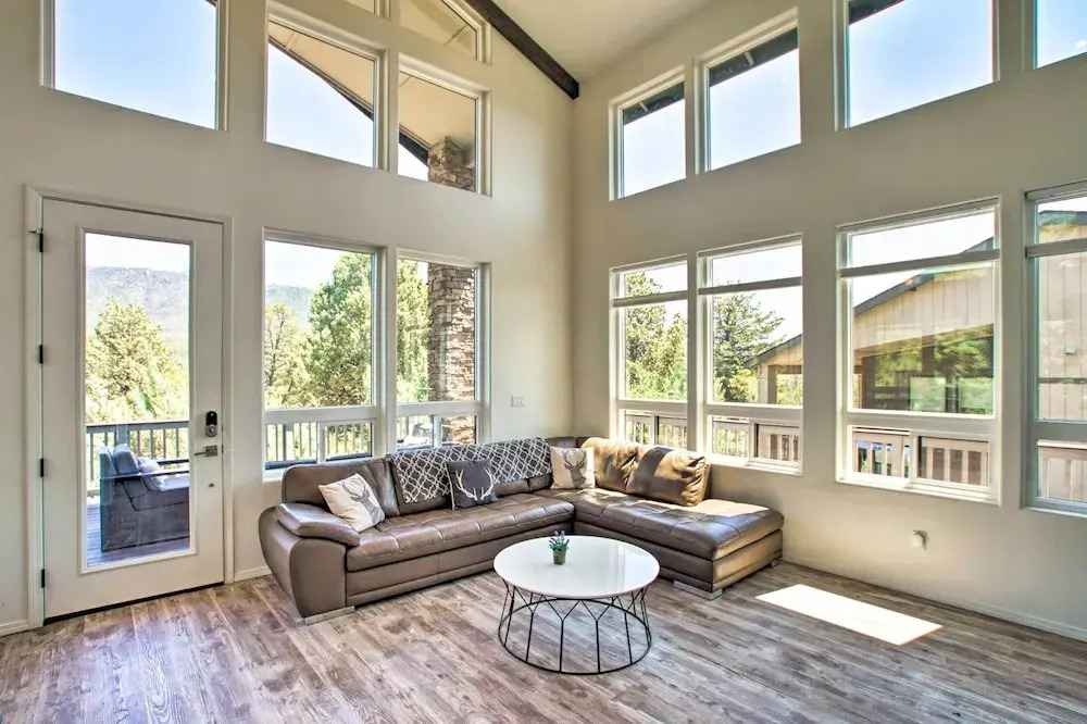 Mountain View Modern Cabin: Luxury Pine Home!