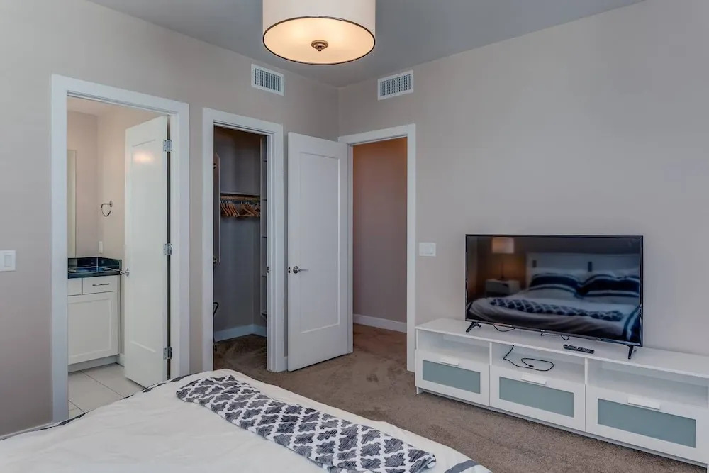 Stunning Home With Access To Pool & Great Location