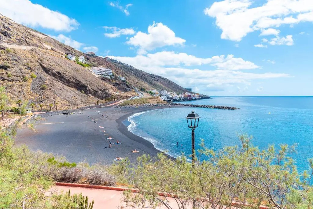 Beach apartment with terrace and private parking