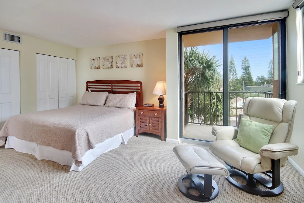 Trillium 2A Desired South Corner/large Balcony/beach Views!