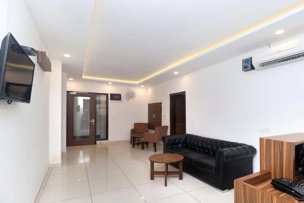 OYO 19817 Hotel Star 79