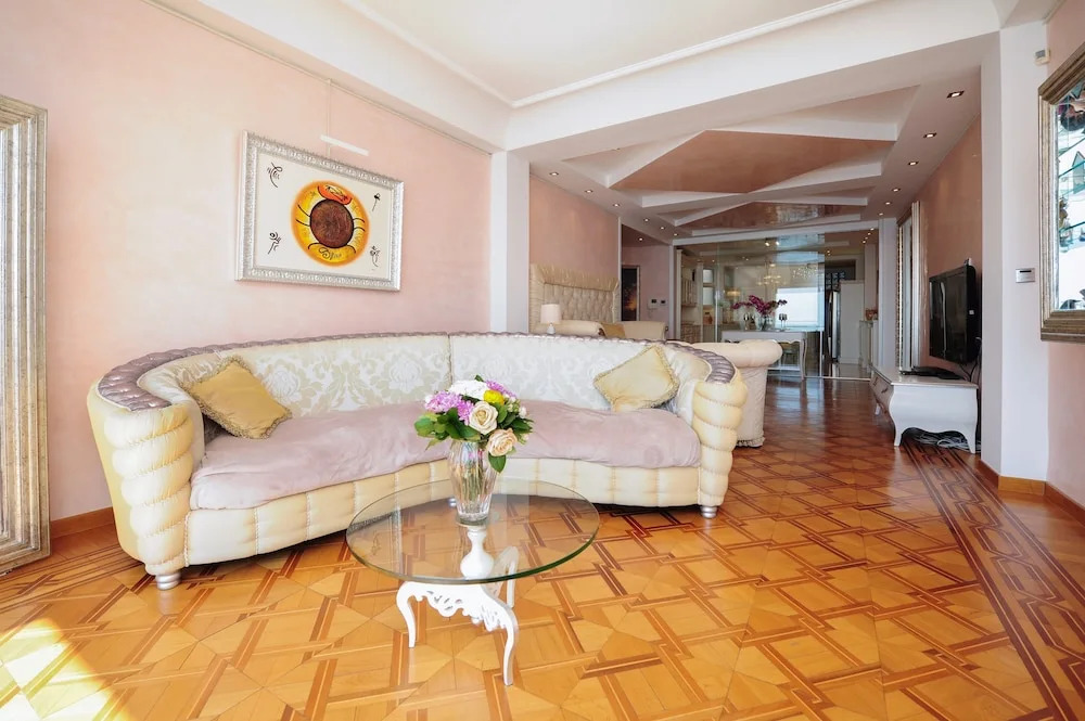 Le Majestic Promenade - Five Stars Holiday House