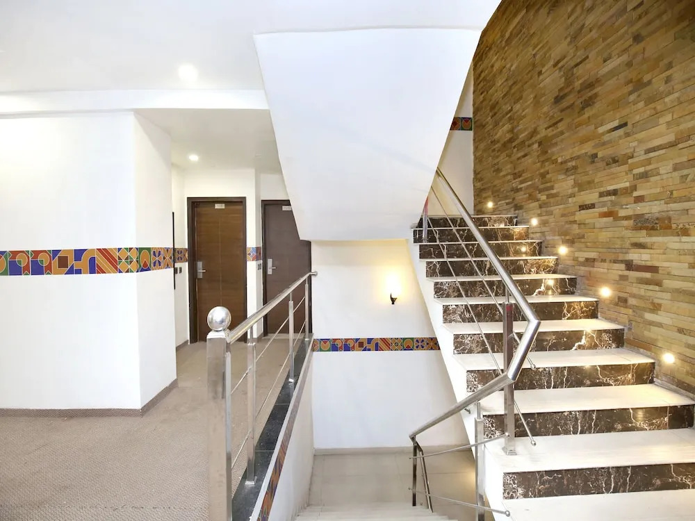 Capital O 5440 Hotel Le Monarque