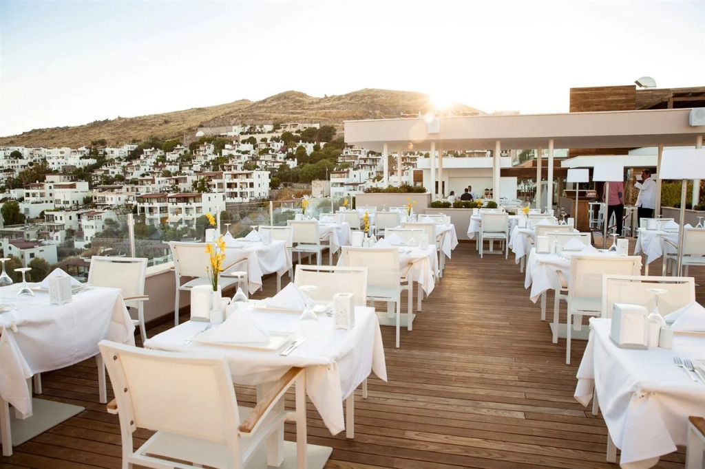 Bellazure Hotel