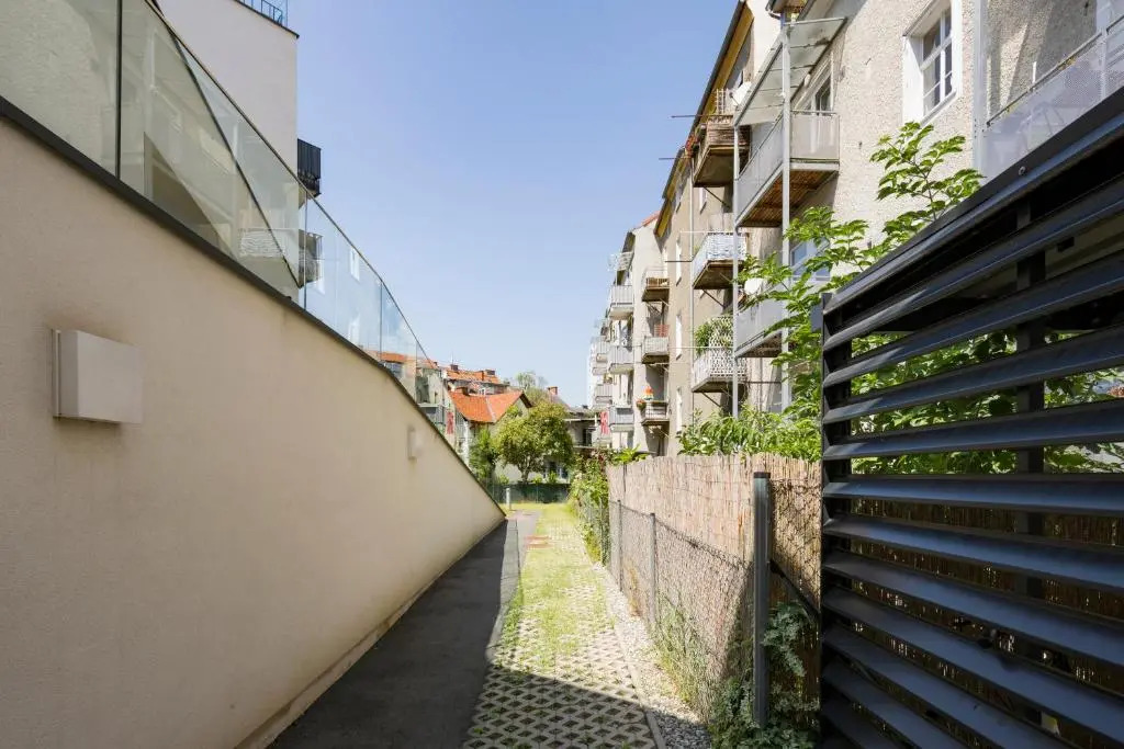 Modern City Hideaway Graz by ichbucheAT