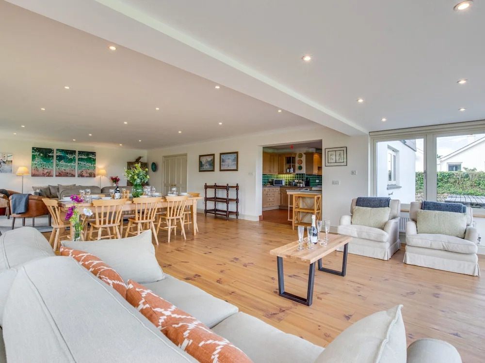 Beautiful, Detached Holiday Home With Open Fireplace and Large Garden in Cornwall