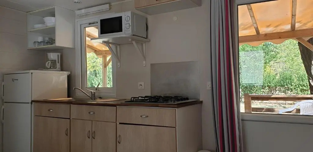 Camping Avec Piscine et Rivière à Tournon sur Rhône Ardèche "Les Foulons"