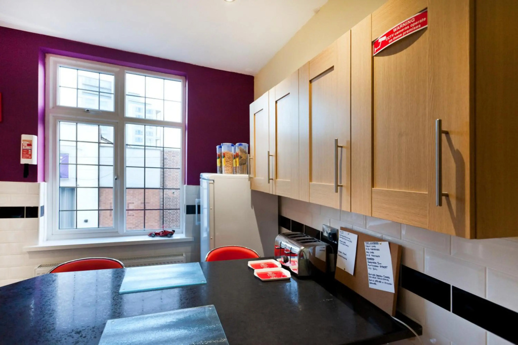 Emporium Nottingham - Your own City Centre Self Catering Apartment - with 3 Bathrooms and Full Kitchen, ideal for Contractors too - Outside Smoking Area - "Cook as you would at Home" - by Victoria Centre Shopping Centre on Huntingdon Street