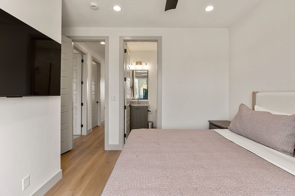 Luxury Rental At Desert Color 6 Bedroom Townhouse