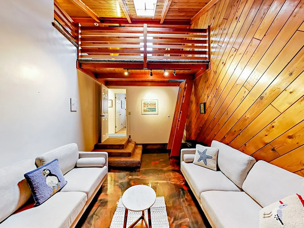 New Listing! 2-units W/ Hot Tubs, Walk To Beach! 4 Bedroom Townhouse