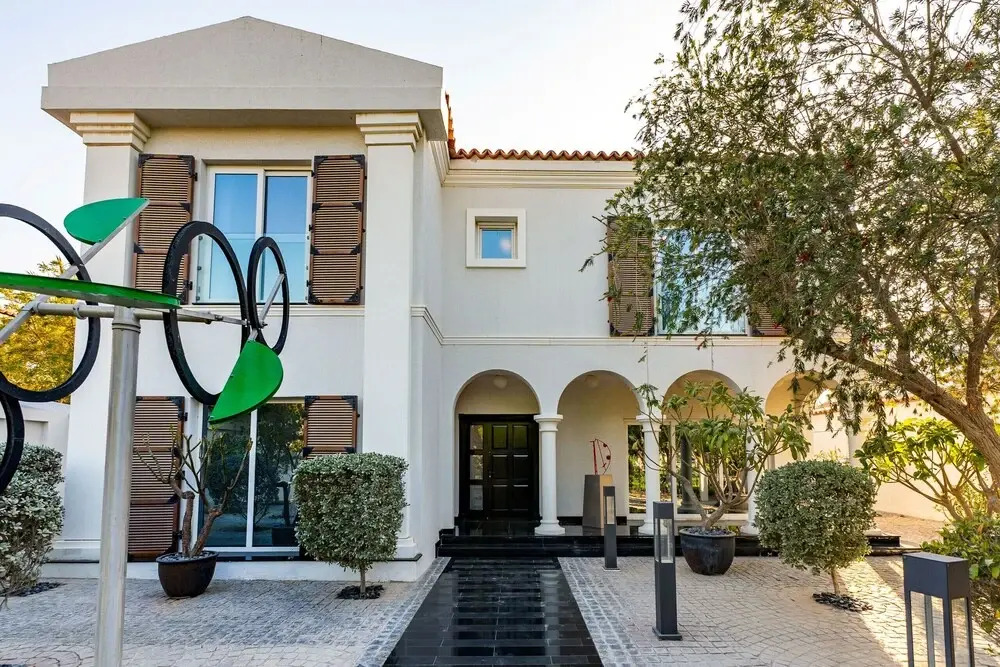 Artsy 4BR DIP Villa w Community Pool Gym