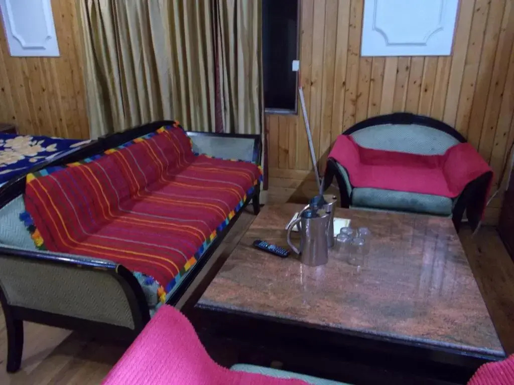Mall road Stay with In-house restaurant