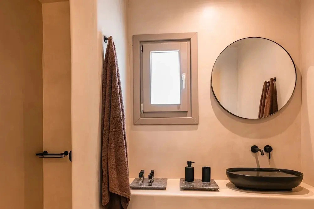 Santorini - Villa - Sleeps 5 - Pool - Parking