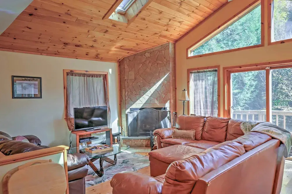 Jewett Cabin w/ Viewing Deck - 10 Mins to Skiing!
